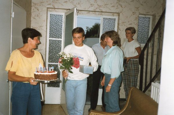 Kakkukahvit tulossa. Rene, Angela ja Vivian Liekens, sekä Simo ja Maile Taimi 1986